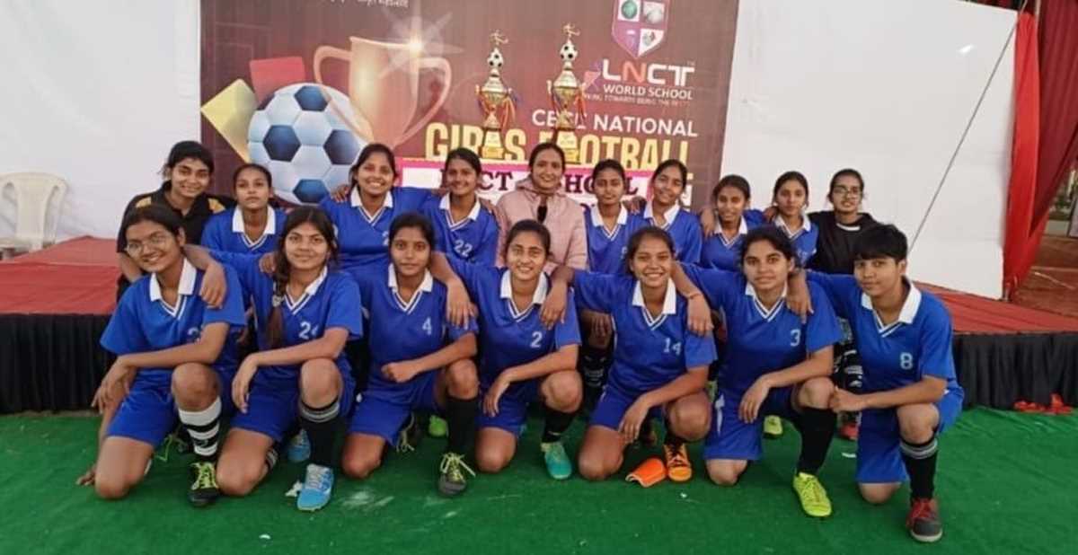 सावित्रीबाई फूले की छात्राएं सीबीएसई नार्थ जोन फुटबाल के सेमीफाइनल में पहुंची